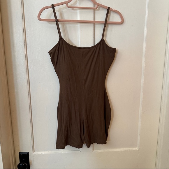 Skims soft lounge scoop onesie - Picture 6 of 6